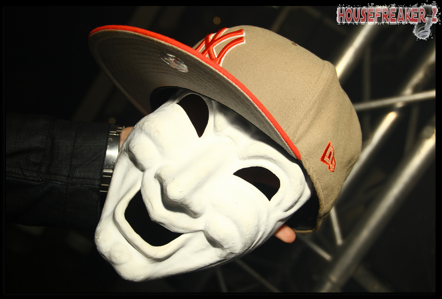 889x601 pixels (503K)